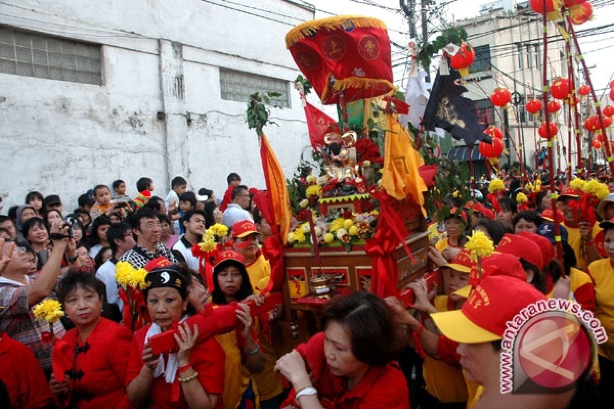 Warga Bandung Antusias Saksikan "Kirab Budaya Cap Go Meh"