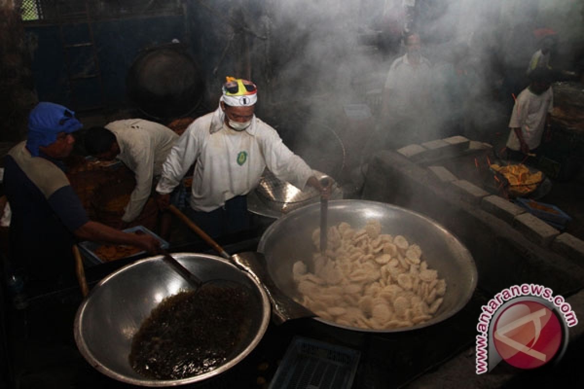 Tukang kerupuk terhimpit naiknya harga tepung