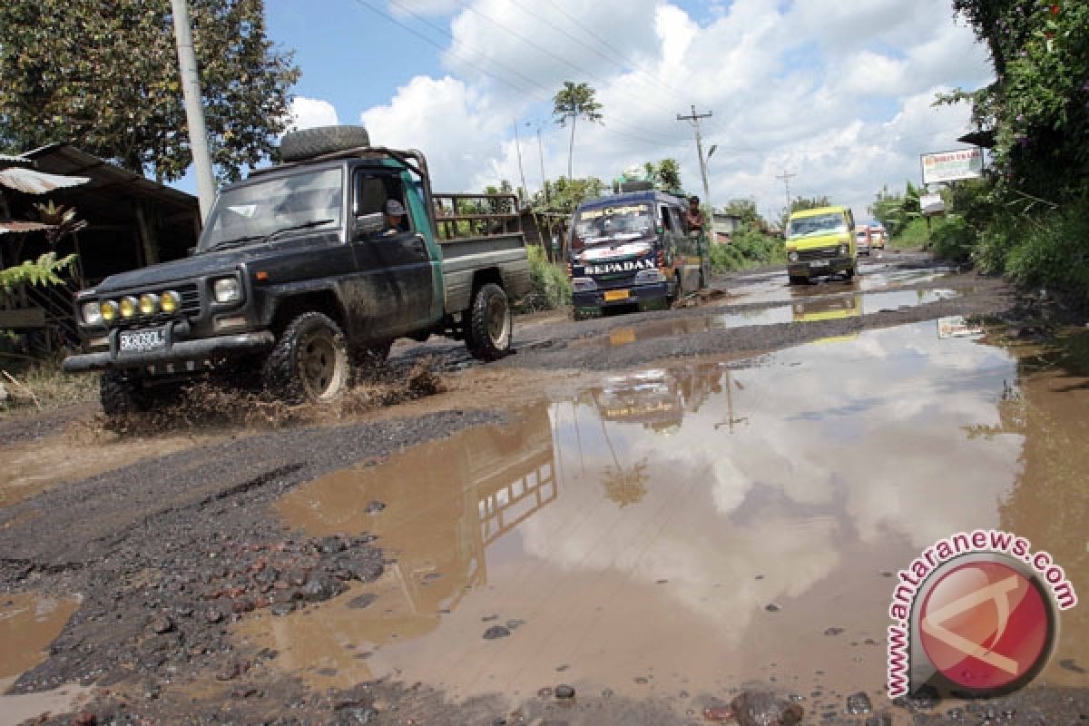 Pemerintah Dituding Tidak Tanggap Atas Kerusakan Jalan