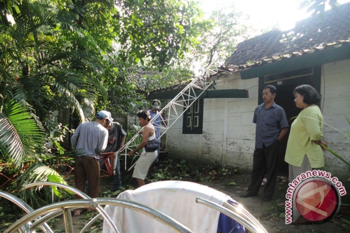 Korban angin kencang di Bojonegoro mendapat bantuan sembako BPBD