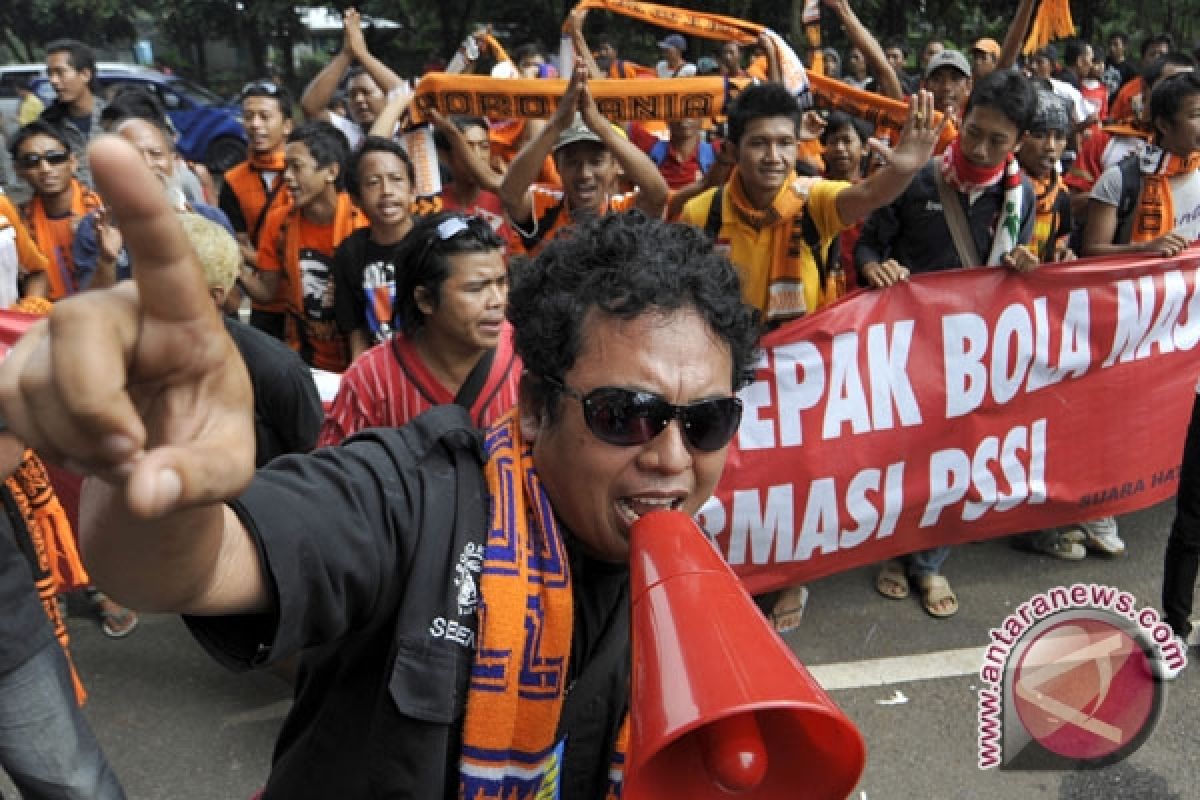 Revolusi Lapangan Hijau Ala Pecinta Bola Indonesia
