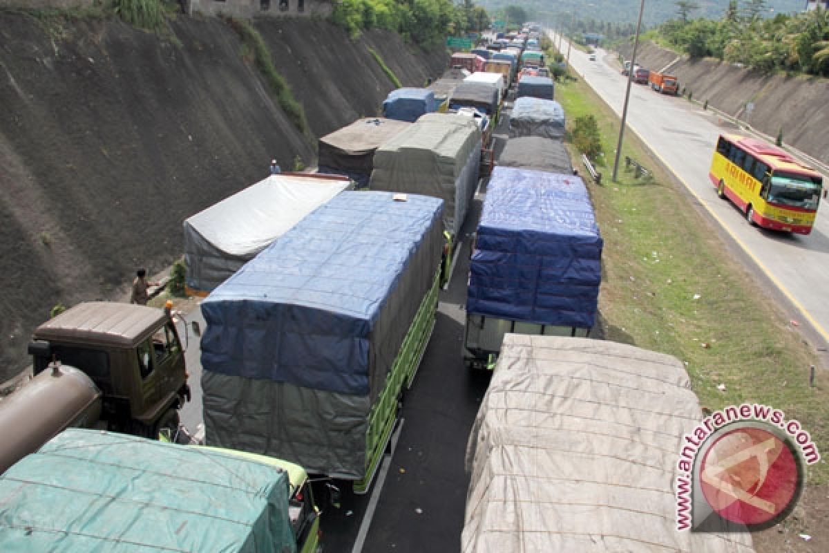 Antrean Truk di Merak Capai Dua Kilometer