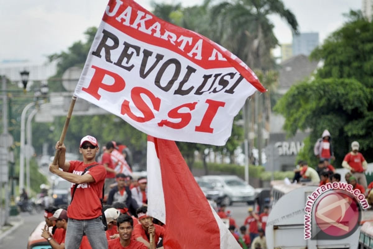 Pencinta Sepak Bola Jatim Tuntut Revolusi PSSI