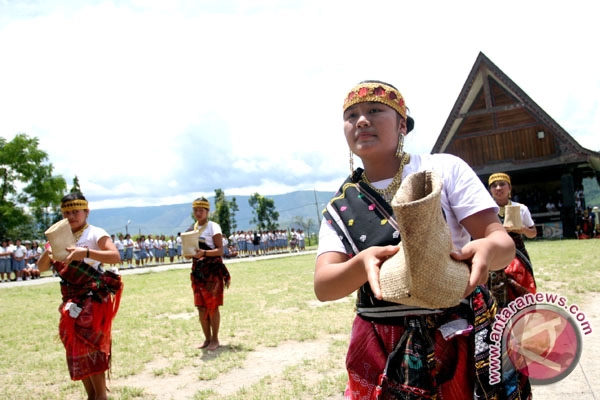 "Mangebang solu bolon" meriahkan Festival Danau Toba