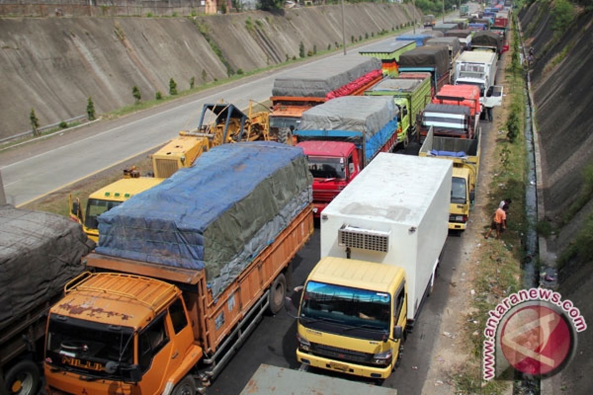 Antrean Truk Kembali `Mengular` di Tol Merak