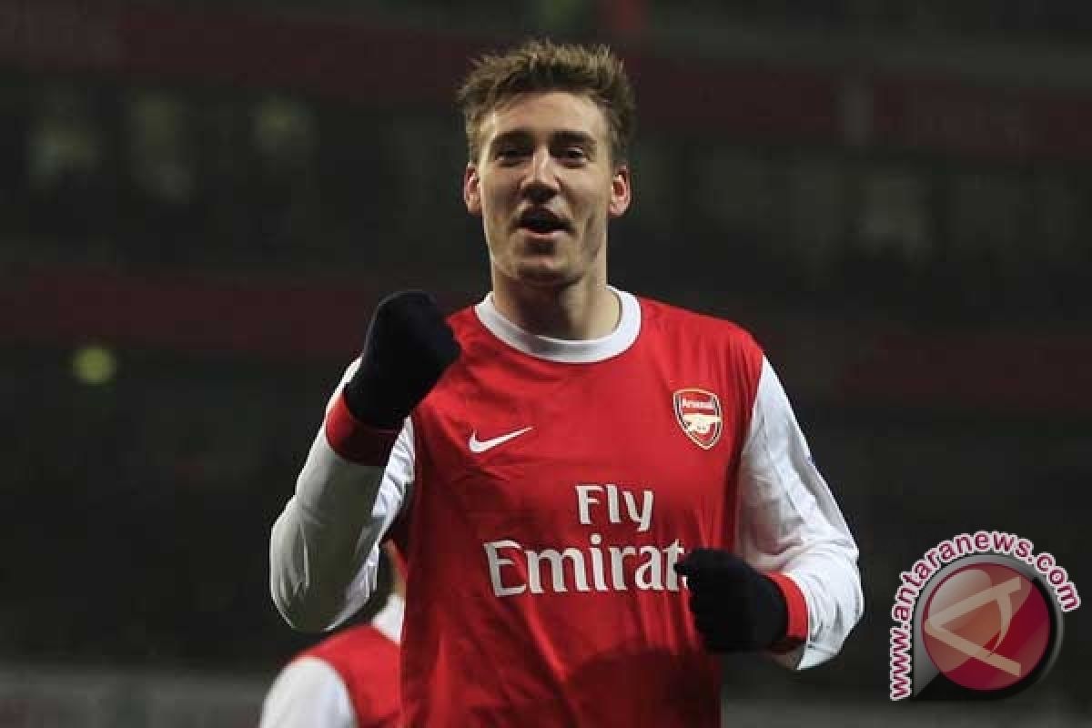 Bendtner dan Walcott bawa Arsenal ke puncak klasemen