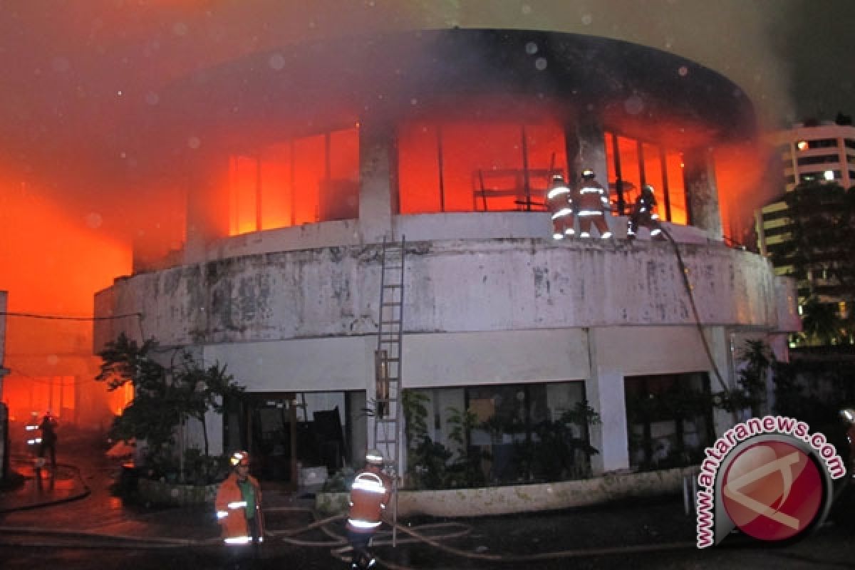 Gudang Ekspedisi di Surabaya Terbakar
