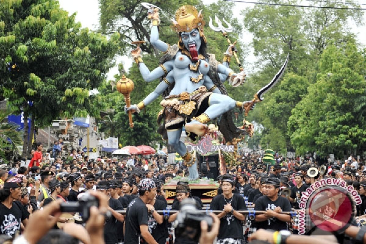 Pawai Ogoh-Ogoh Disesaki Penonton