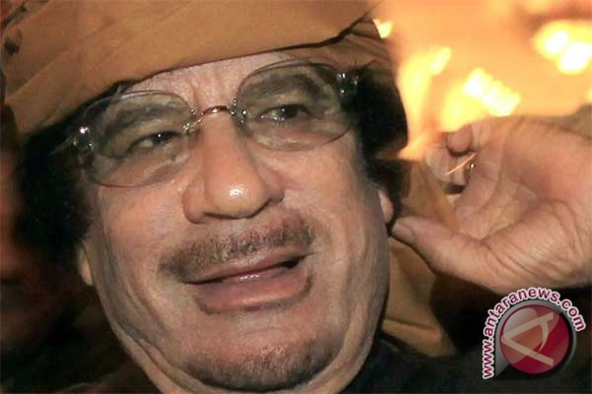 Kadhafi plays chess as fighting reges across Libya