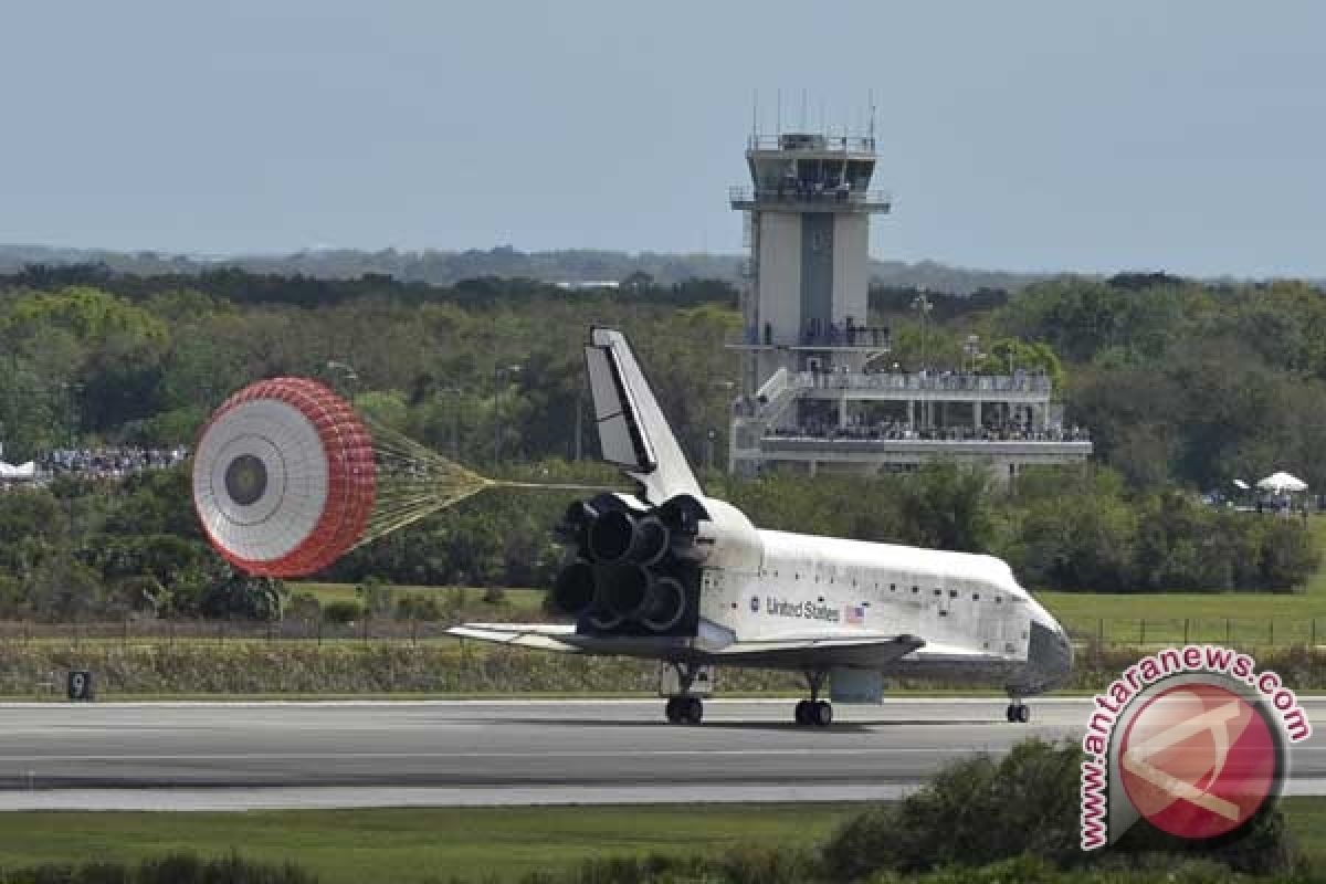 US Discovery shuttle safely makes final landing in Florida