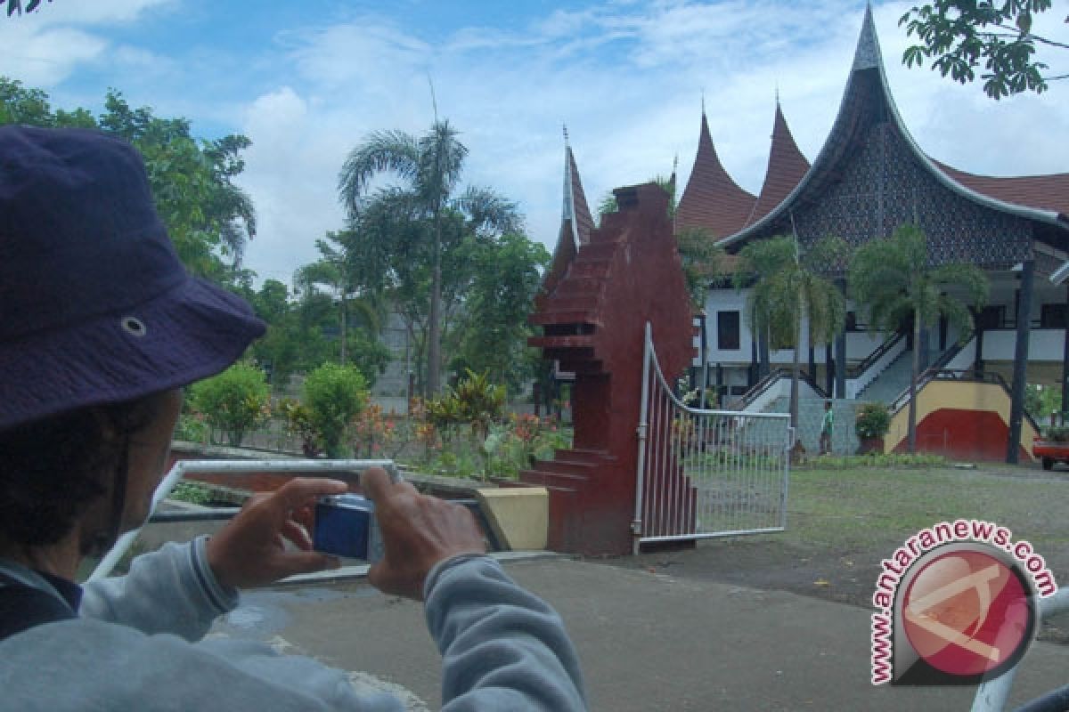 Pelestarian budaya Minangkabau untuk penguatan lembaga adat