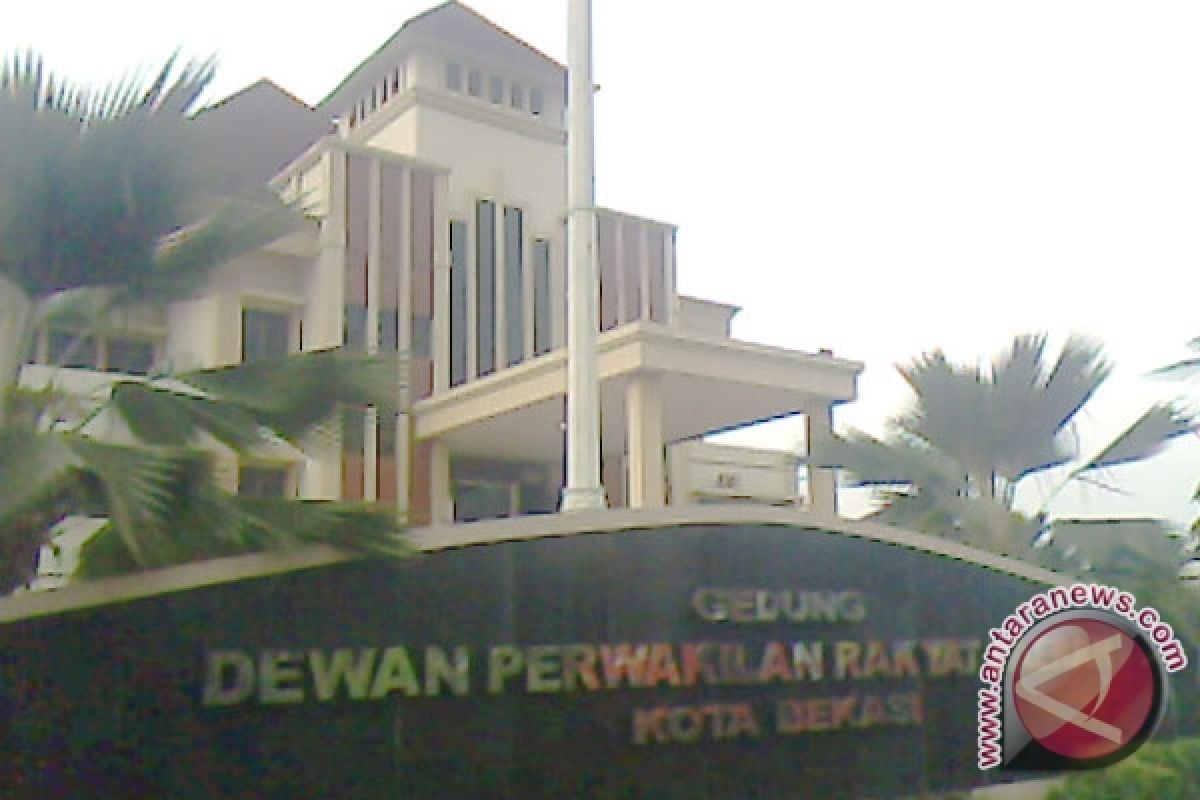 Sidang DPRD Bekasi Dihujani Pakaian Dalam