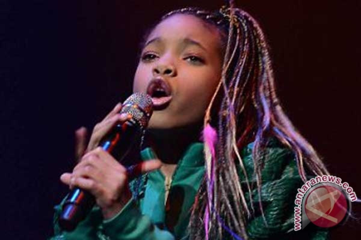 Willow Smith berpose ranjang dengan aktor 20 tahun di Instagram