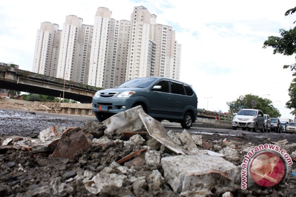 100 km jalan Jabodetabek rusak akibat banjir