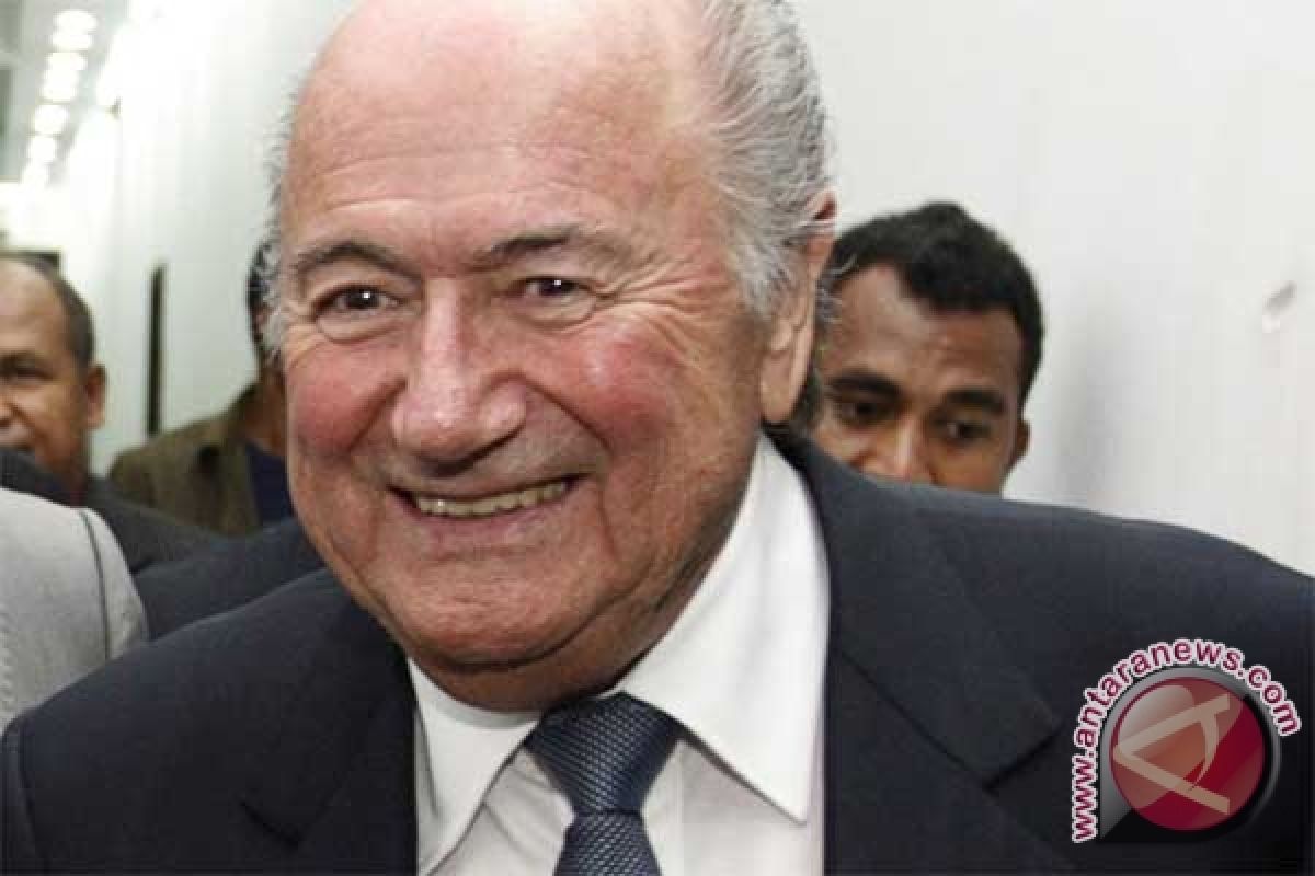 Kissinger Akan Pertimbangkan Tawaran Blatter 