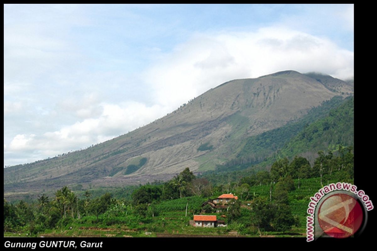 Enam pendaki Gunung Guntur tersambar petir