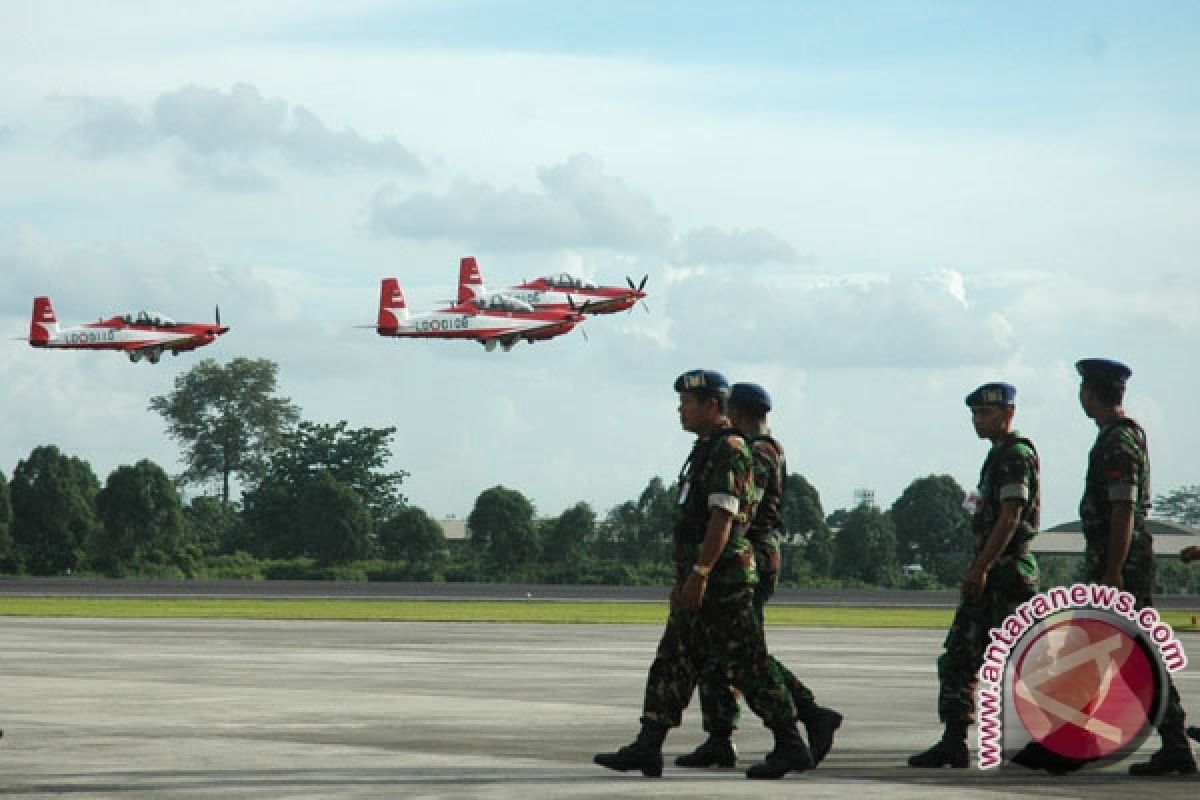 Atraksi pesawat latih TNI AU memesona pengunjung