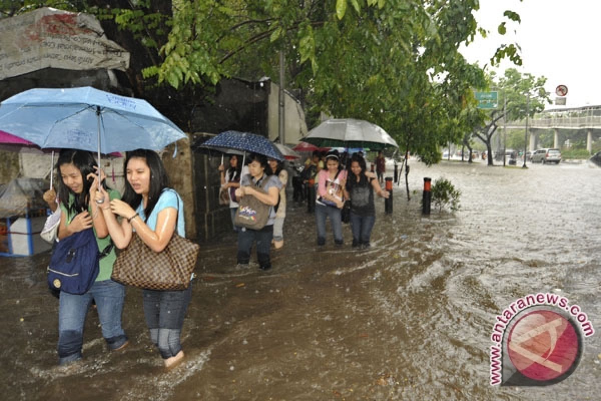 Kawasan Senayan Banjir, Sudirman Macet