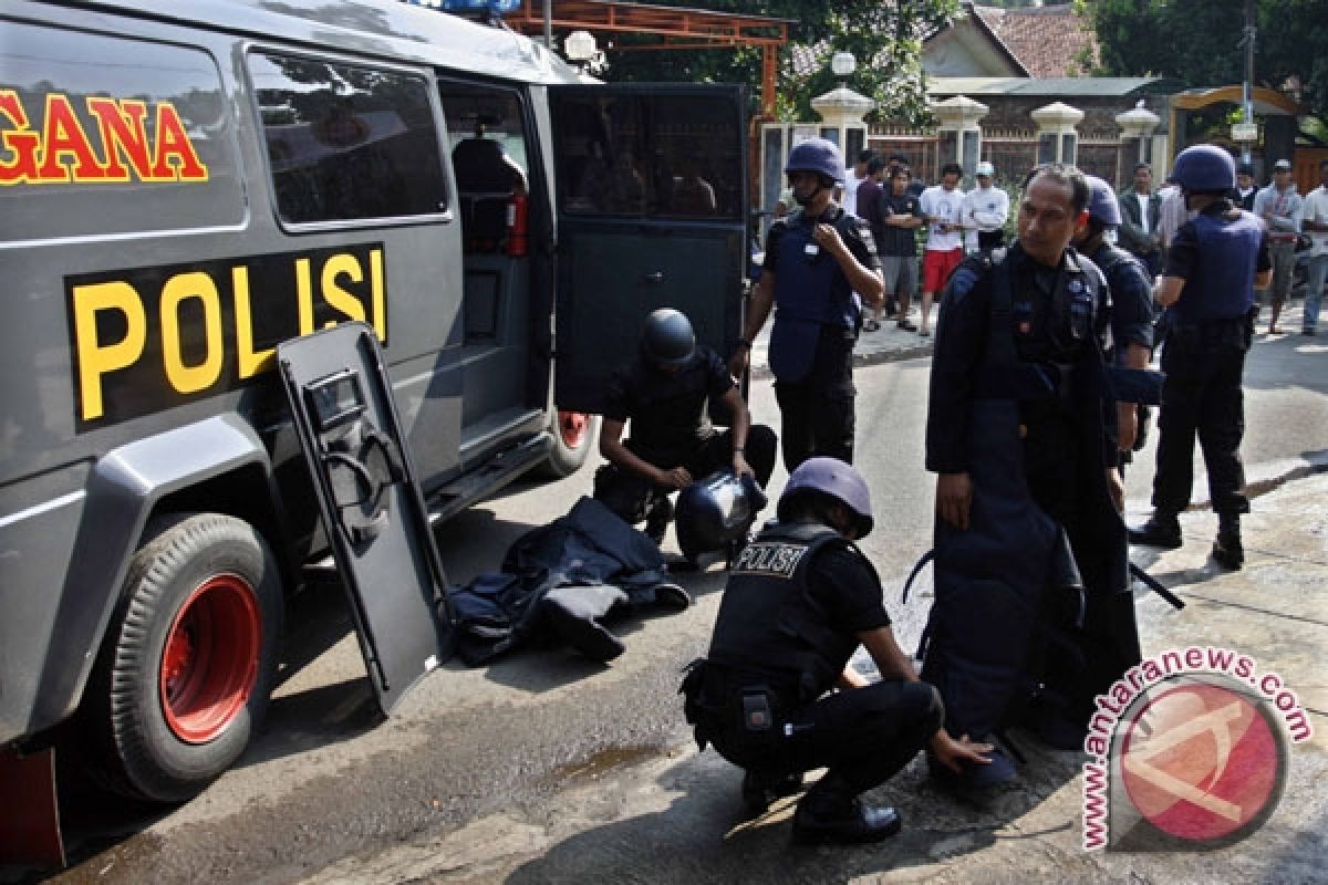 Paket Mencurigakan Berisi Kaleng Cat Diledakkan