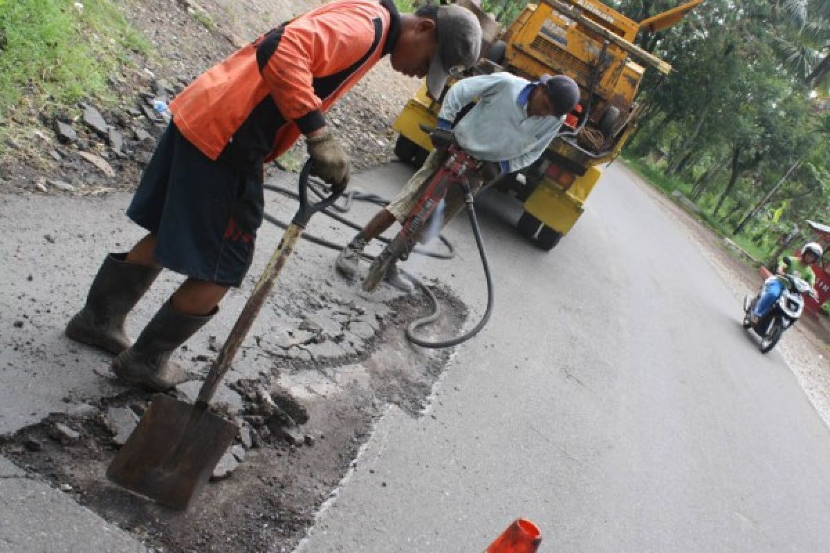 Agam Lakukan Pemeliharaan Jalan Sepanjang 90 Km