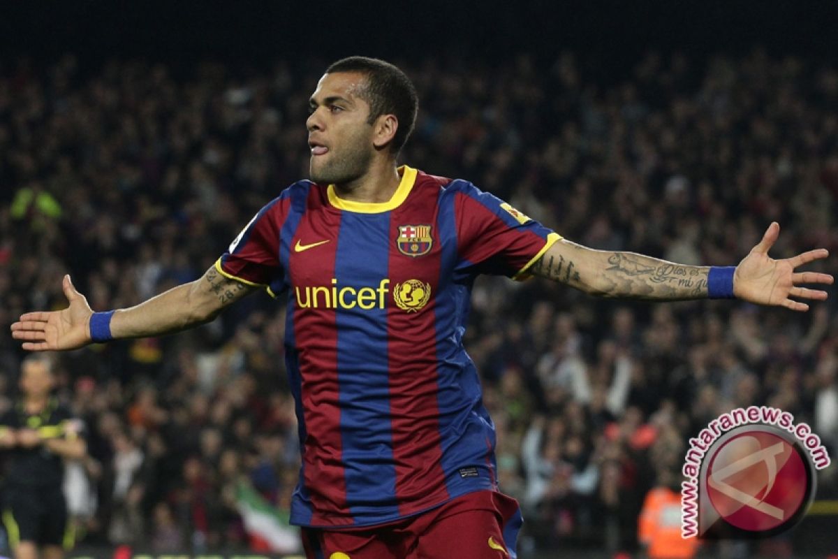 Alves makan pisang yang dilempar fans rasis