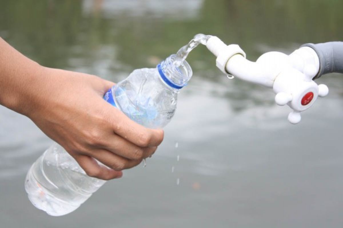 Cairan berbahaya tak boleh disimpan dalam botol air mineral