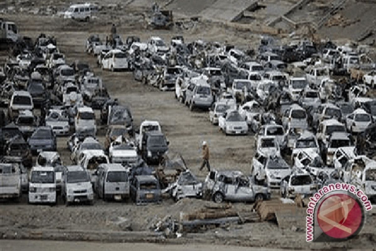 Tsunami Sisakan Kuburan Massal Kendaraan