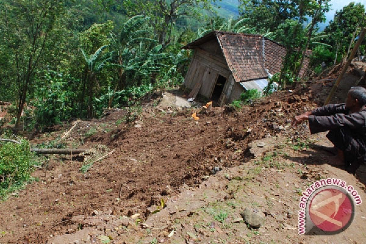 Longsor terjang enam rumah di Lebak