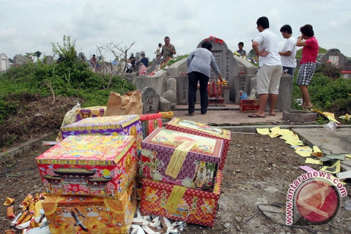 Warga keturunan Tionghoa lakukan ritual Cheng Beng