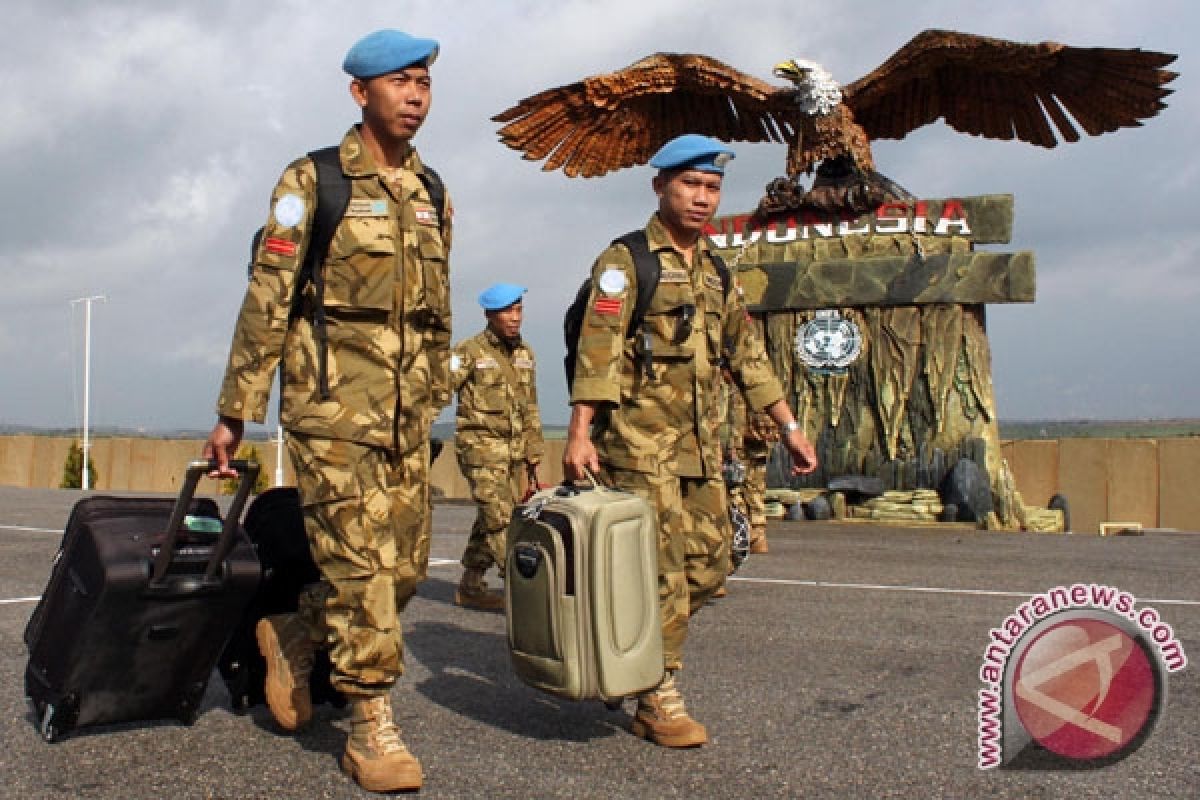 Ban Ki-moon presents blue helmet to Yudhoyono