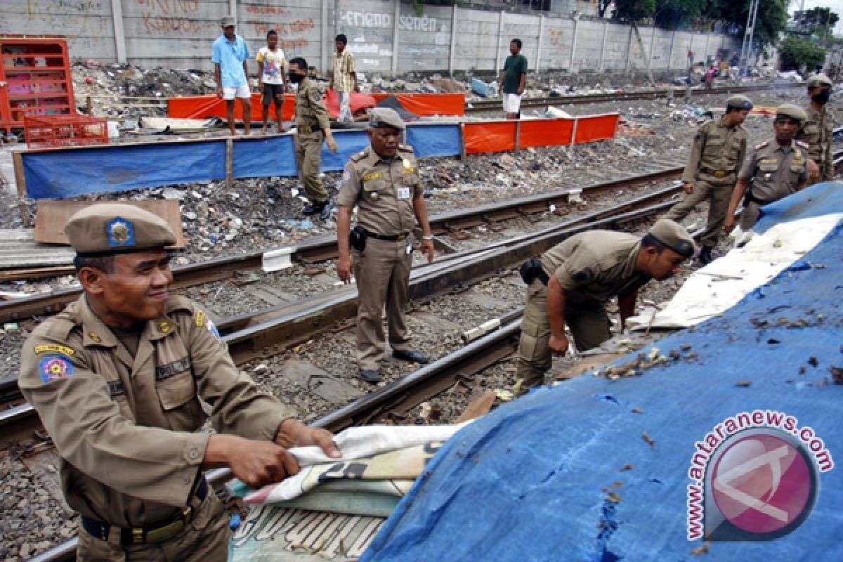 Ratusan Warga Tolak Penggusuran PT KA