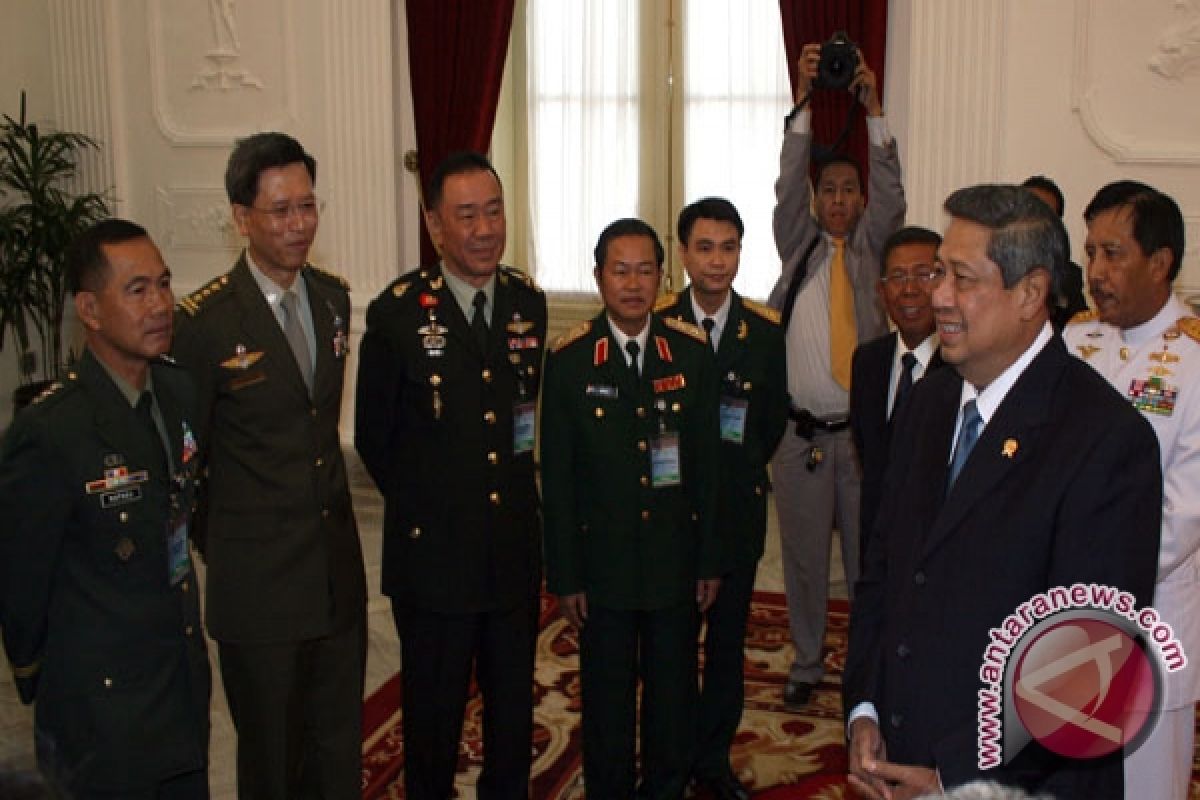 President meets ASEAN high mily officials