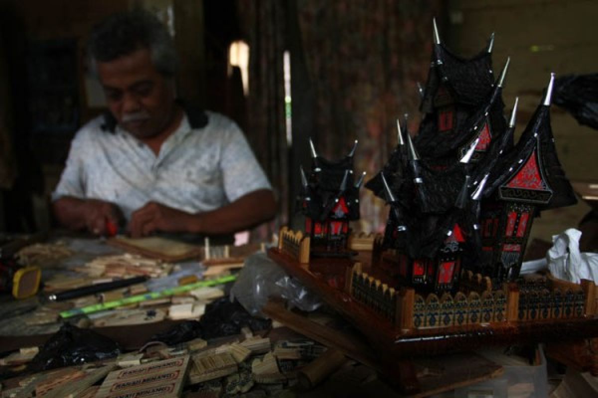 Miniatur rumah gadang dan sepeda kayu cendera mata TdS Kota Solok