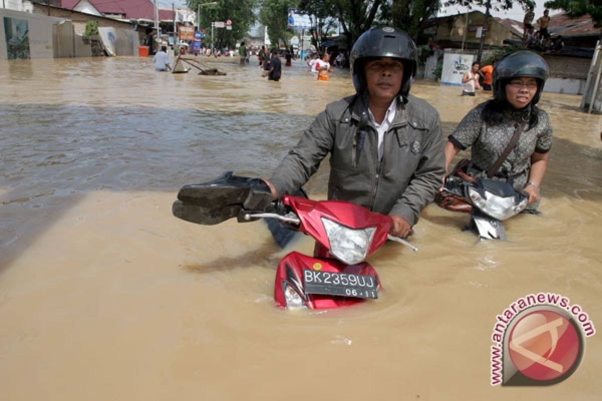 Ribuan Kendaraan Terjebak Banjir di Medan