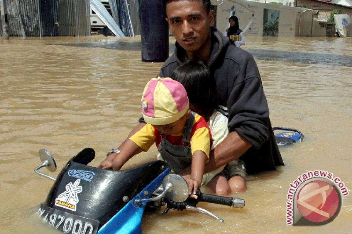 Banjir Juga Genangi Jalan-jalan Utama Kota Medan