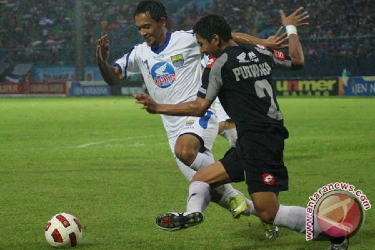 Arema Taklukkan Persib 2-0