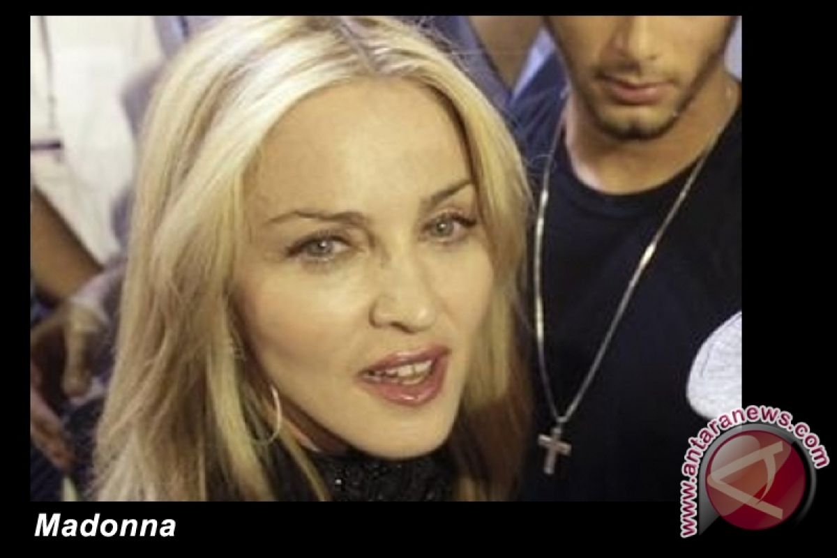 Madonna Tak Diperiksa FBI