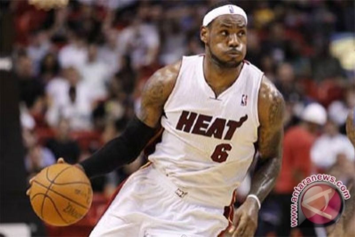 LeBron James pimpin Heat kalahkan Hawks 121-119