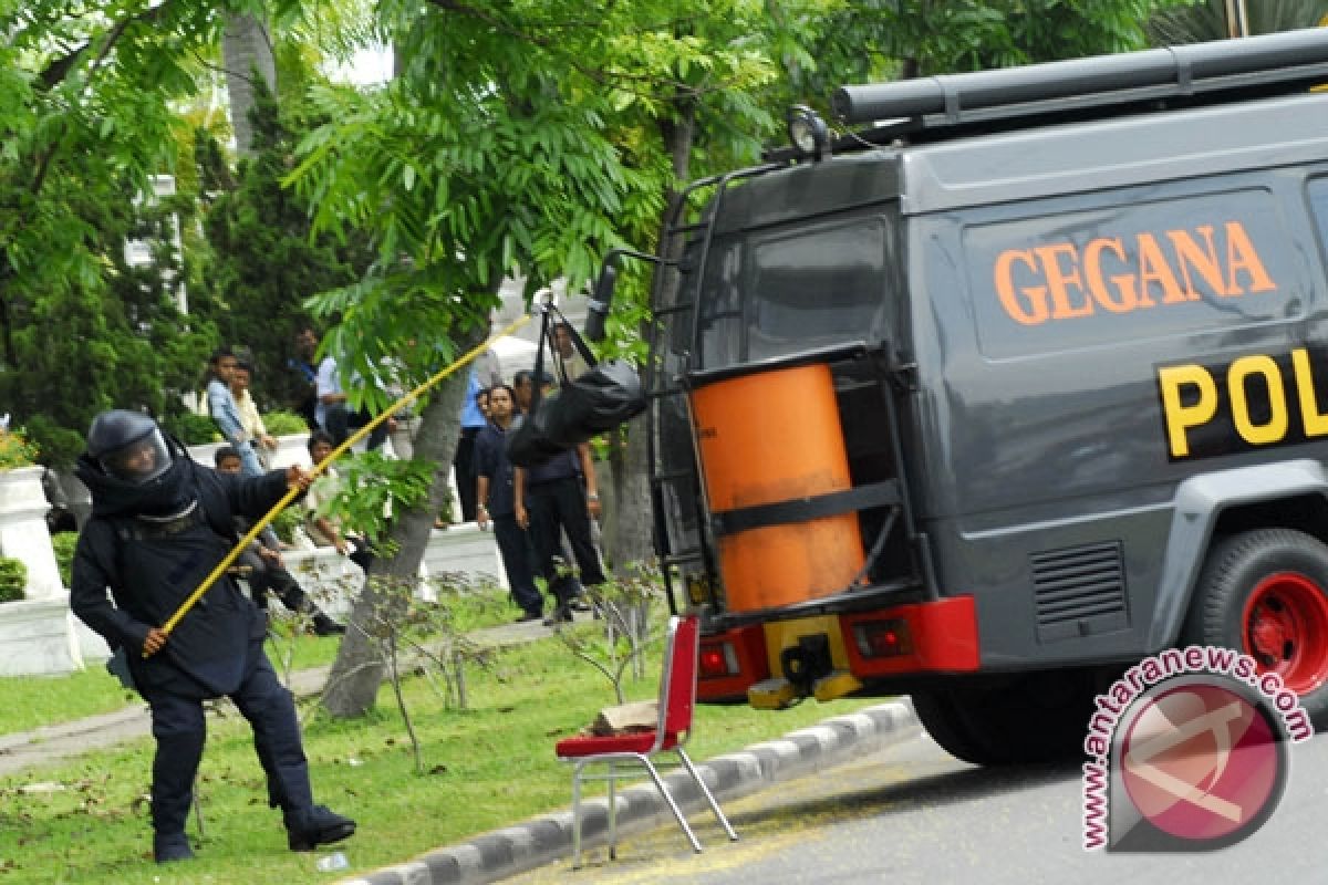 Gegana amankan bungkusan diduga berisi bom