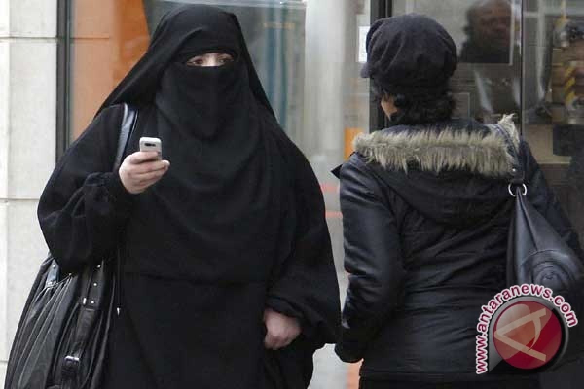 Pemerintah Swiss menentang inisiatif pelarangan burka