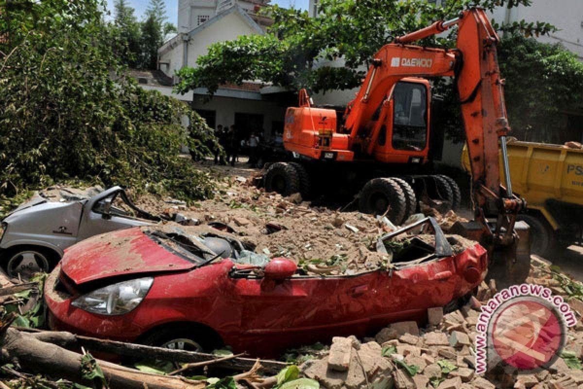 Balita meninggal tertimpa tembok roboh di Semarang