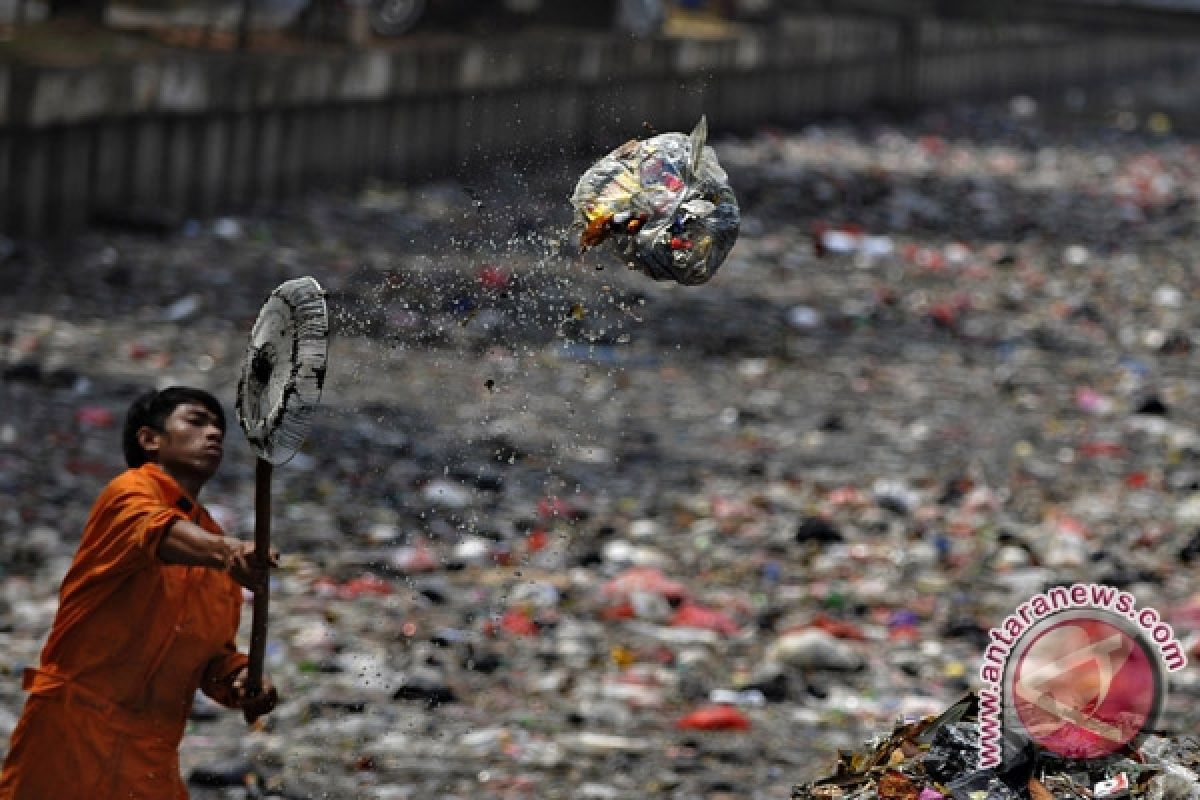 Warga Palembang Masih Buang Sampah ke Sungai