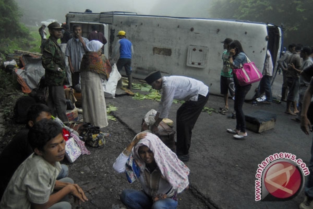 Bus Terbalik  9 Luka