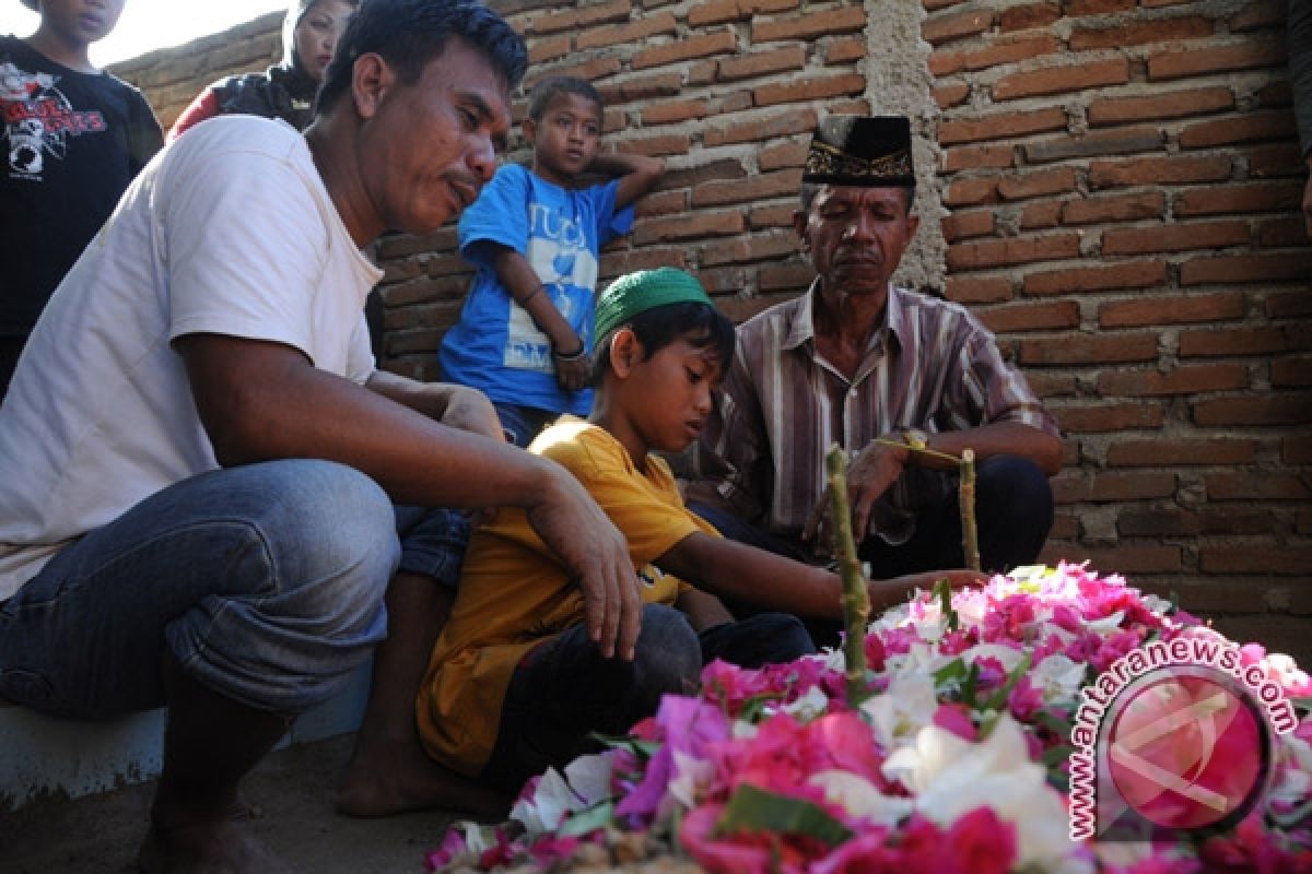 Pemakaman Anak Tertembak Dihadiri Ratusan Pelayat