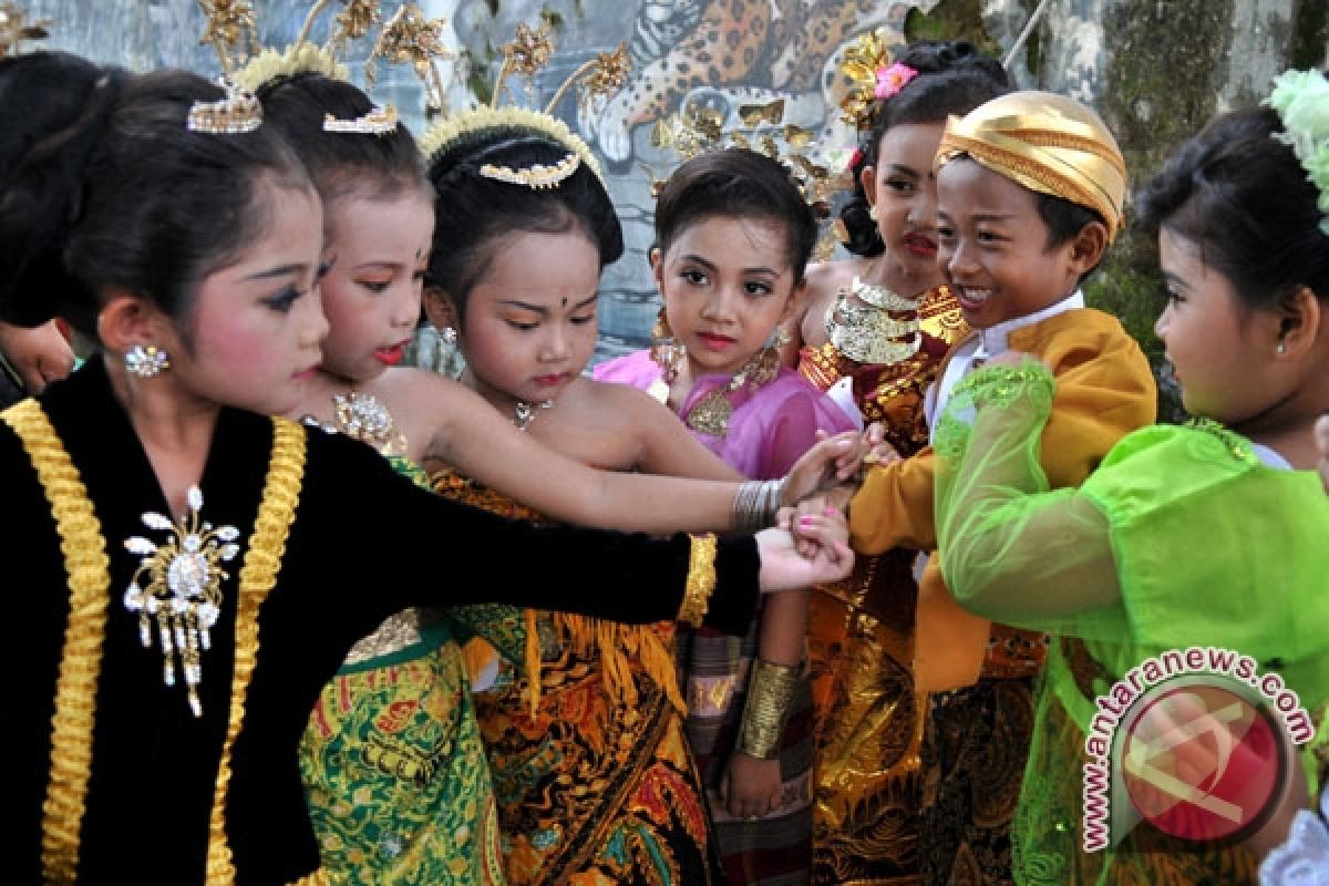 Peringati Kartini, ratusan balita lomba peragaan busana