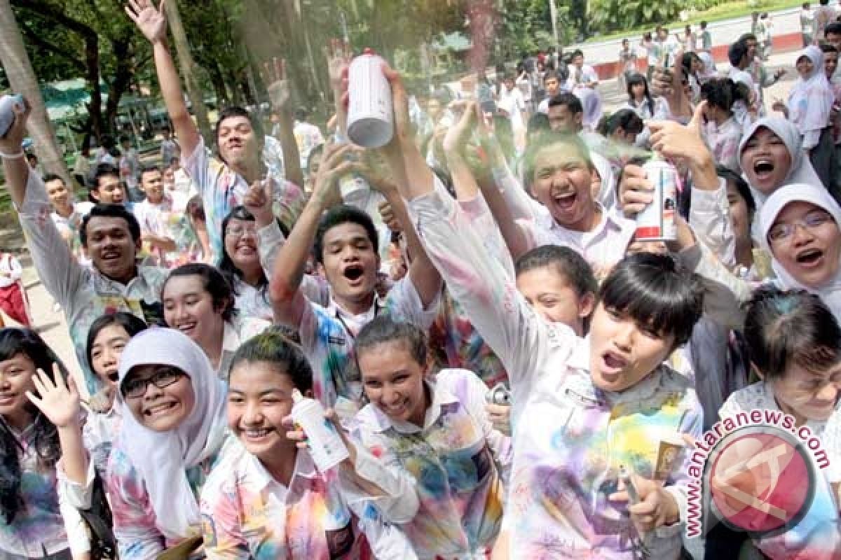 Siswa SMA Malang Rayakan Kelulusan 99,8 Persen
