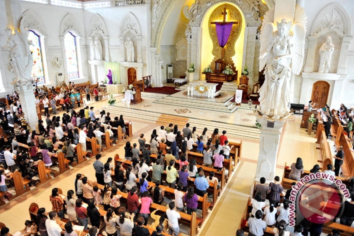 4.000 Umat Katolik Ikuti Misa Malam Paskah 