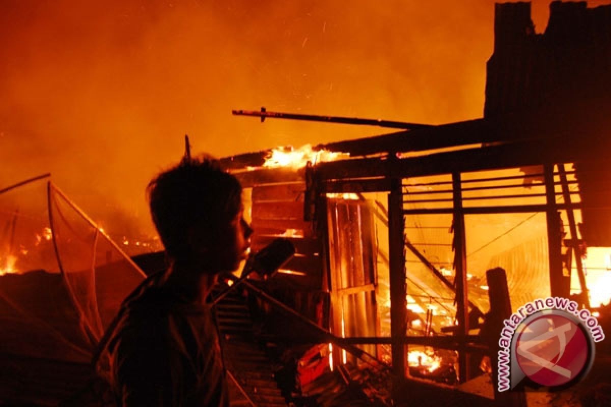 Pasar Keranggot Cilegon terbakar,  api terus membesar 