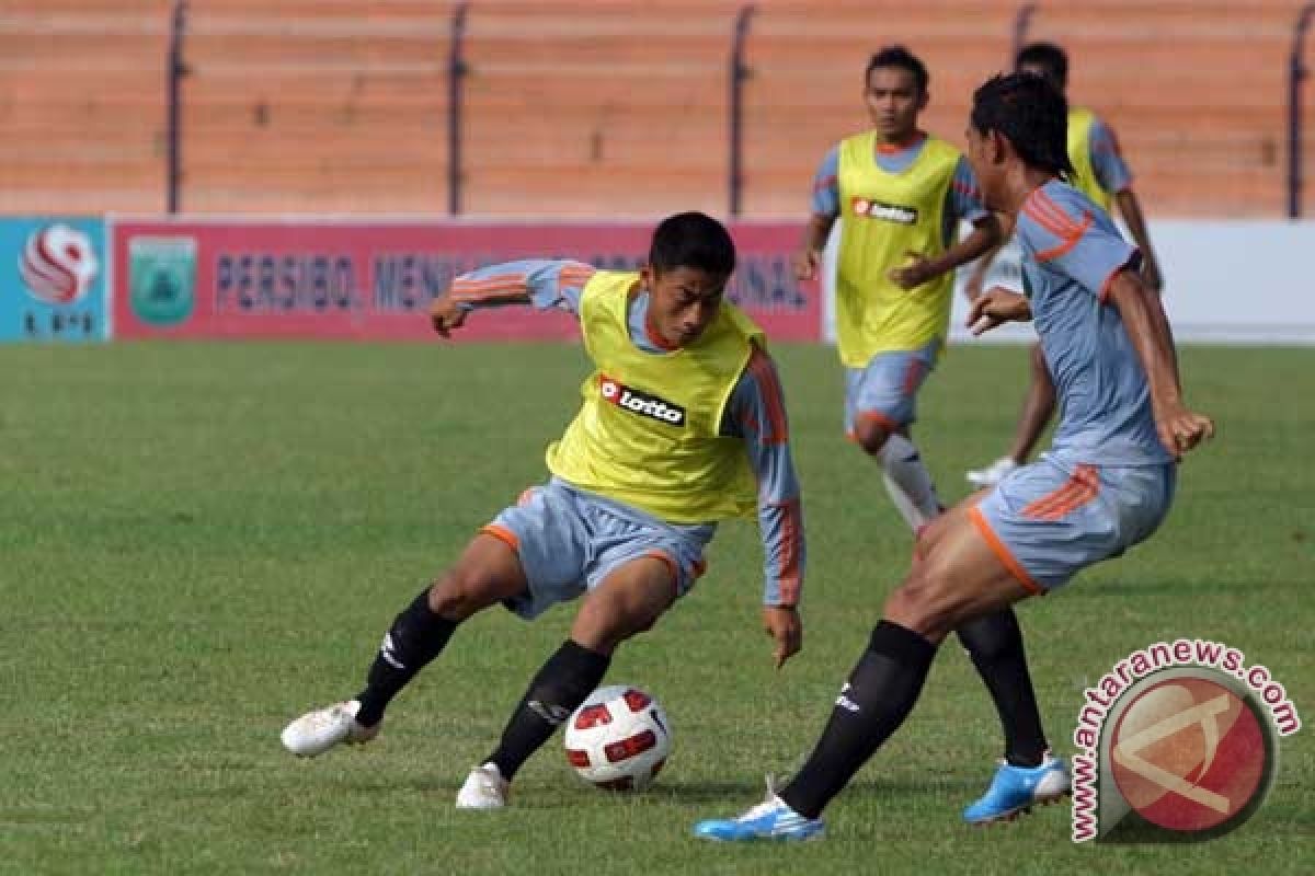 Dua kembar Australia ke Persibo 