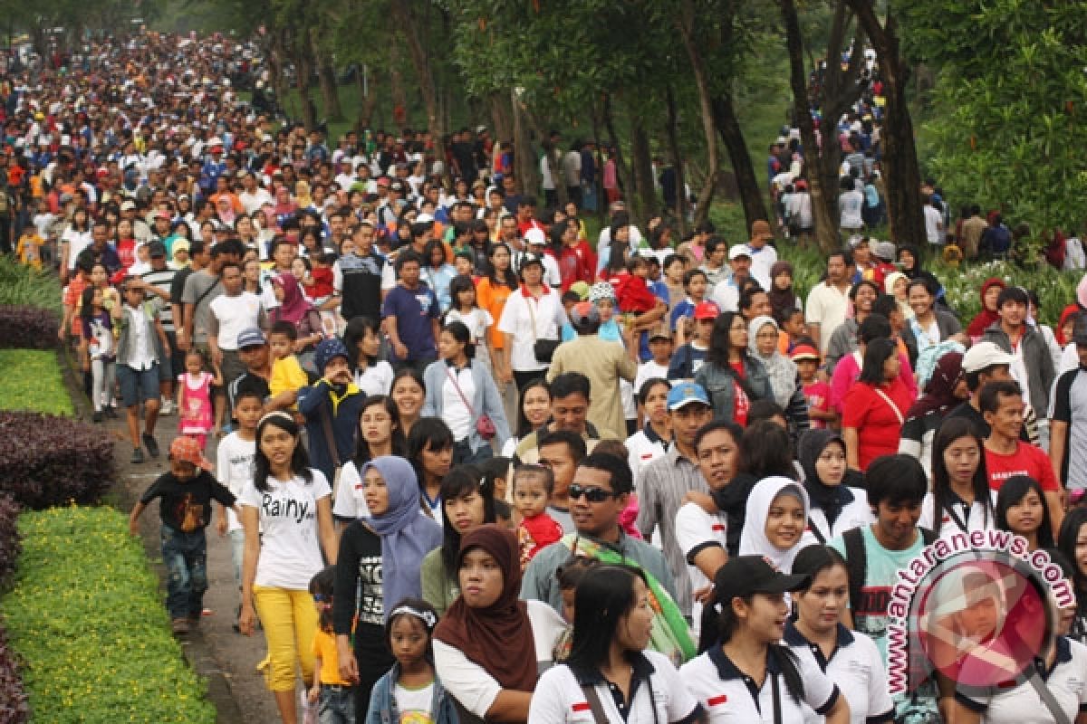 President Yudhoyono meets workers in Surabaya